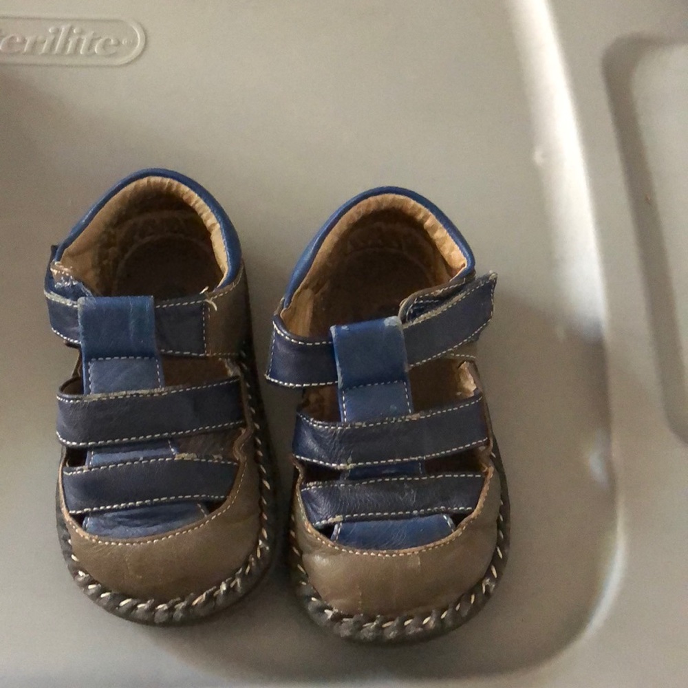 Size 7 see kai run sandals